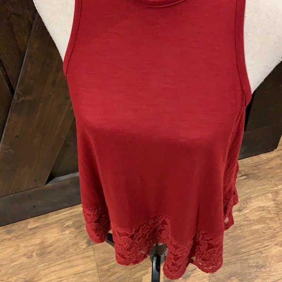 Hint of mint warm red lace bottom flowy tank top - Picture 3 of 10
